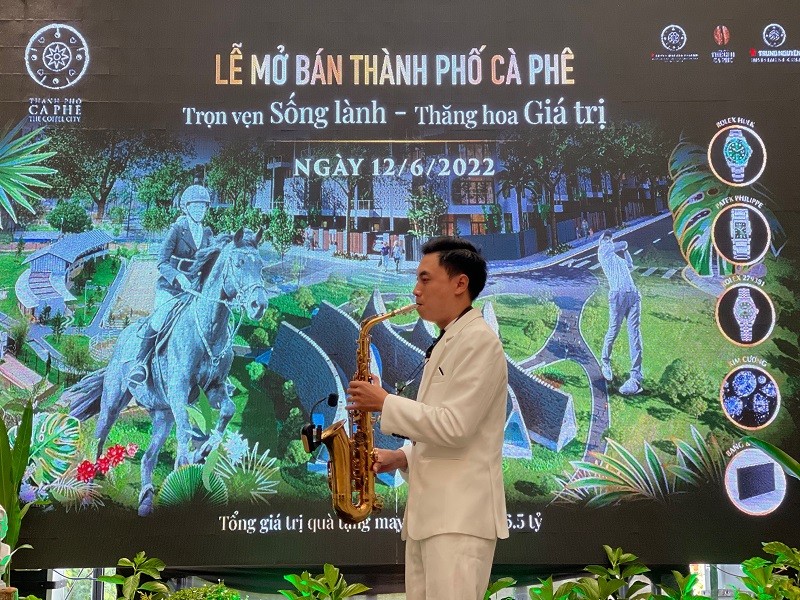 nhieu-khach-hang-bat-ngo-khi-duoc-thuong-thuc-khong-gian-am-nhac-nghe-thuat-trong-le-mo-ban-1655119367.png