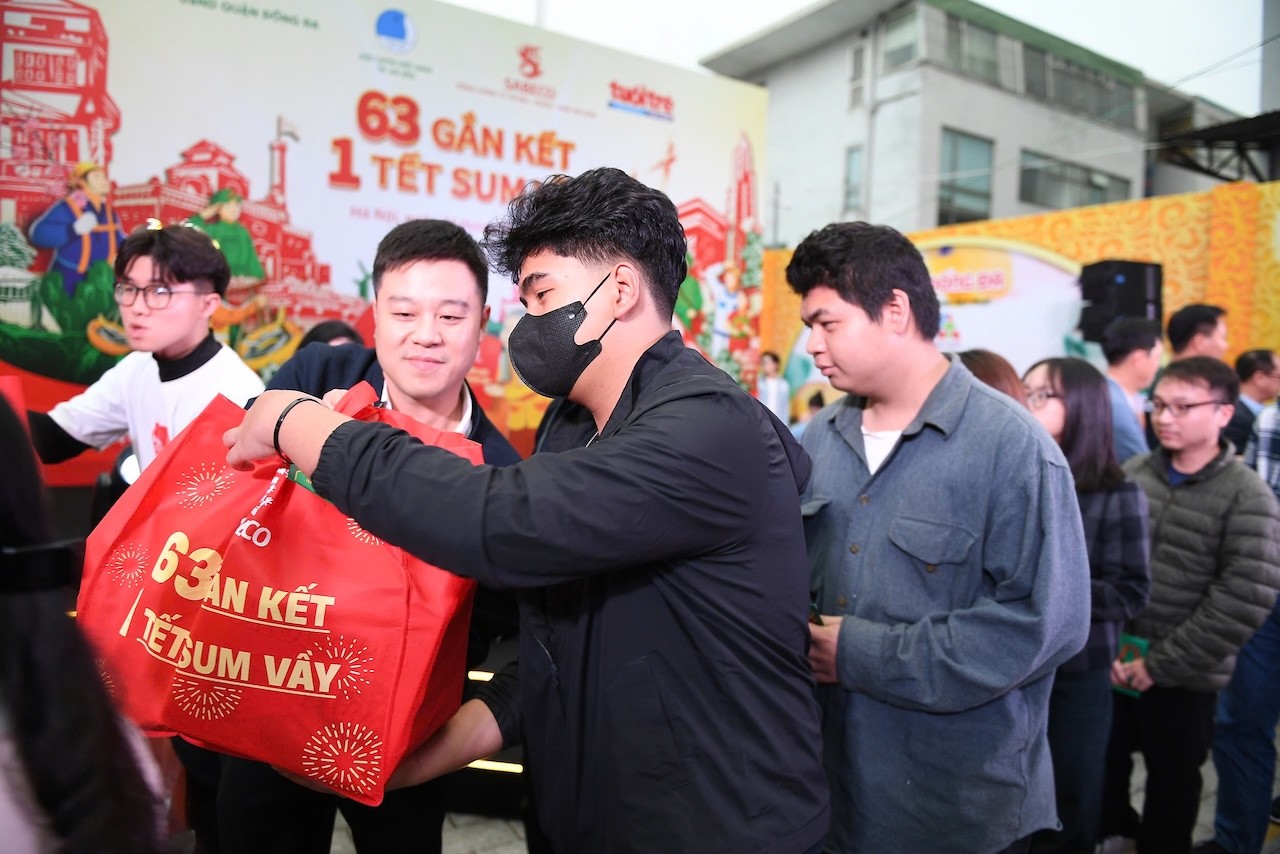 hoat-dong-trao-qua-tet-trong-khuon-kho-chuong-trinh-63-gan-ket-1-tet-sum-vay-1756206331.jpg