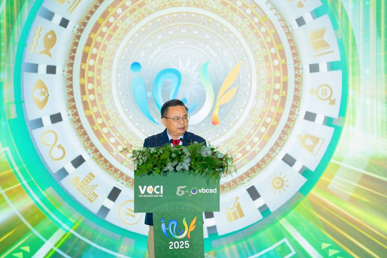 ong-nguyen-hoang-giang-phat-bieu-ve-viec-lay-esg-lam-dinh-huong-xuyen-suot-trong-chien-luoc-phat-trien-cua-doanh-nghiep-1756206207.jpg