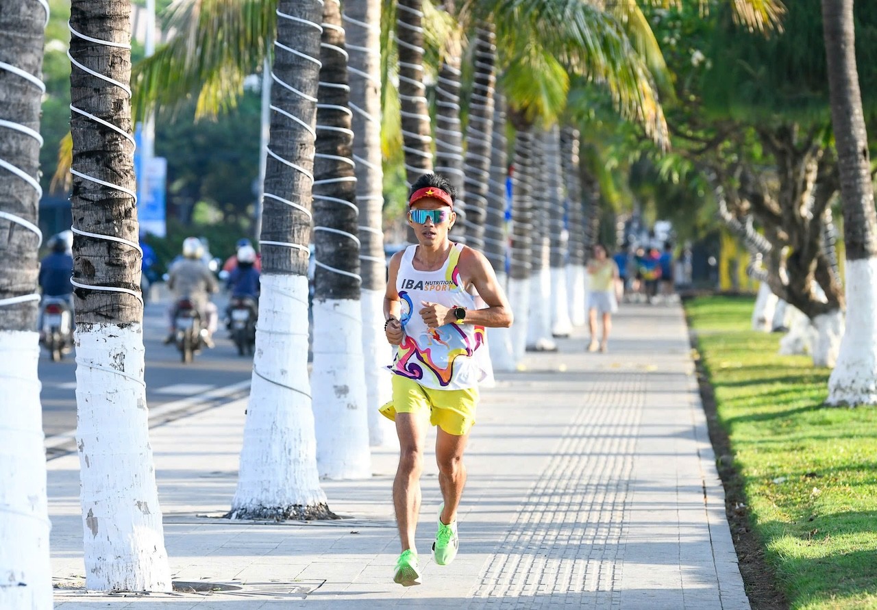 1-cac-van-dong-vien-tap-luyen-tai-nha-trang-khanh-hoa-cho-giai-vdqg-tien-phong-marathon-2026-1774869938.jpg