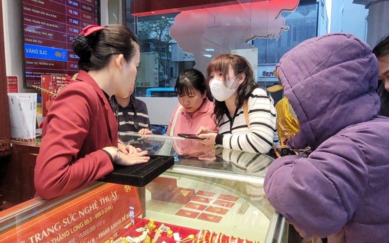 Nhiều năm giữ thói quen mua vàng vía Thần Tài, cụ bà gần 80 tuổi than giá vàng cao quá