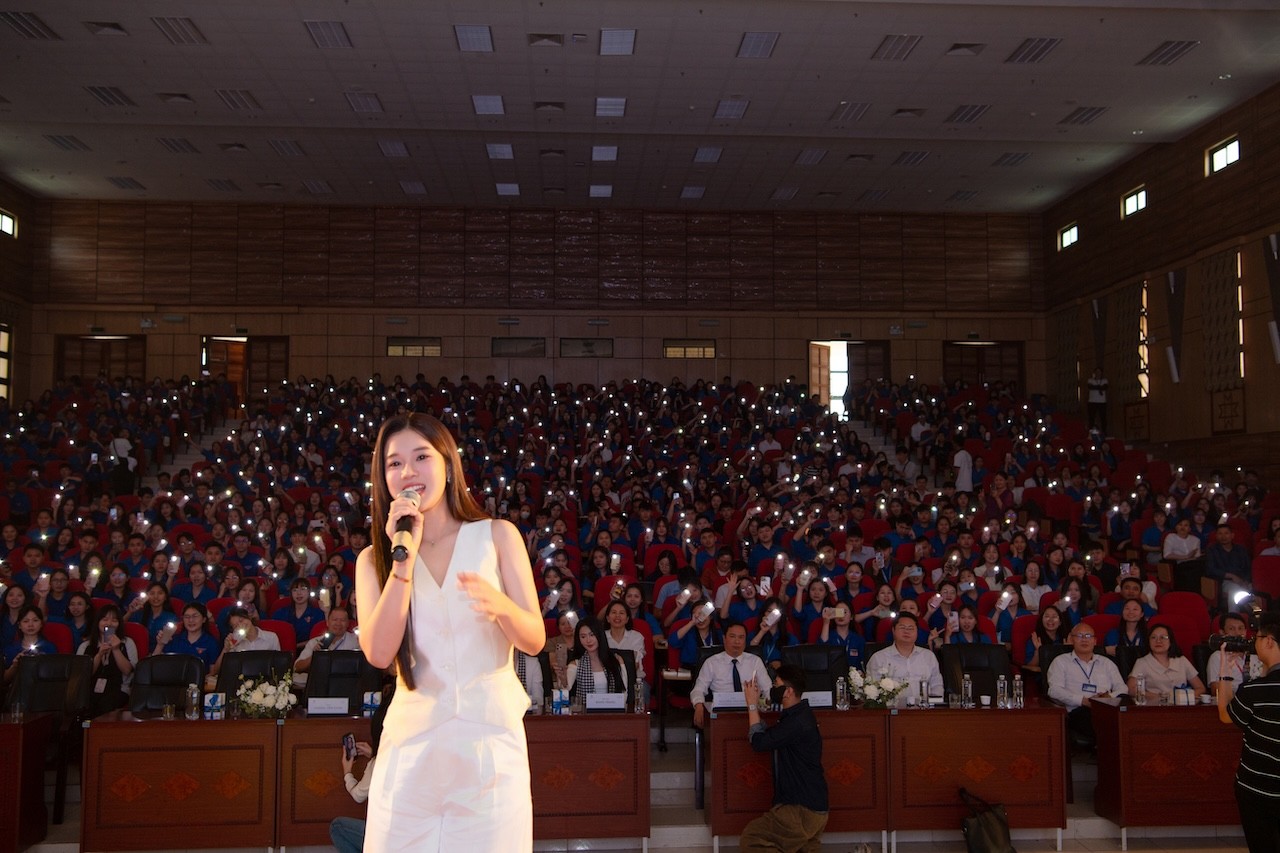 Không phải sân khấu lớn, chính Tây Bắc khiến Hoàng Yến Chibi xúc động nhất