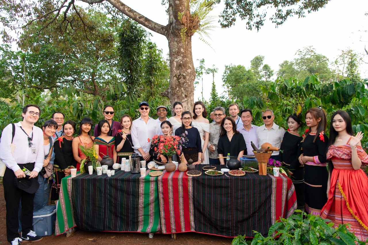 Phương Linh, Mỹ Anh cùng các người đẹp gây bất ngờ tại diễn đàn cà phê quốc tế