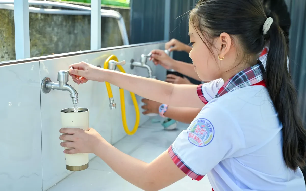 Hỗ trợ nước sạch cho người dân ở các xã đảo bị xâm nhập mặn tại Vĩnh Long