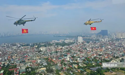 Biên đội trực thăng kéo cờ Đảng, cờ Tổ quốc bay trên bầu trời Hà Nội