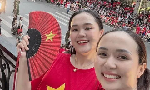 Vợ chồng tuyển thủ Duy Mạnh tiếp tục phát 700 cây kem, bánh mì cho bà con đi xem A80