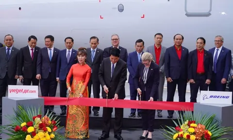 Tập đoàn của tiến sĩ Nguyễn Thị Phương Thảo nhận bàn giao tàu bay Boeing 737-8 đầu tiên trong đơn hàng trị giá 32 tỷ USD
