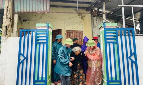 Hà Tĩnh: Khẩn trương sơ tán dân đến nơi an toàn trước khi bão số 10 đổ bộ