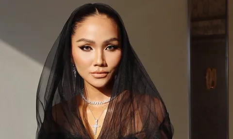 H'Hen Niê “trốn con” đi tham dự sự kiện, vóc dáng khiến dân mạng bất ngờ