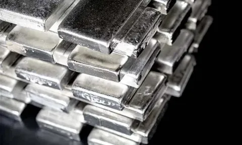 Có gì bên trong các xưởng đúc bạc giữa cơn bão giá?