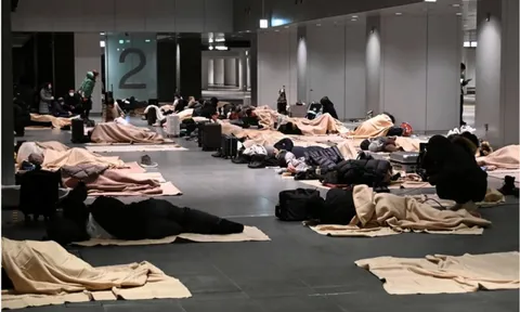 Cảnh tượng không tưởng ở sân bay Nhật Bản giữa đợt tuyết lớn kỷ lục