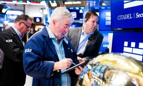 S&P 500 lập kỷ lục chưa từng có 7.000 điểm, chứng khoán Mỹ 'im ắng' sau khi Fed giữ nguyên lãi suất