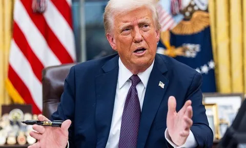 Ông Donald Trump tuyên bố "hạm đội khổng lồ" đang đến, ra tối hậu thư cho Iran