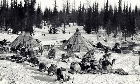 Năm 1930, toàn bộ dân của một ngôi làng đã mất tích bí ẩn, để lại quần áo và thức ăn đang nấu dở