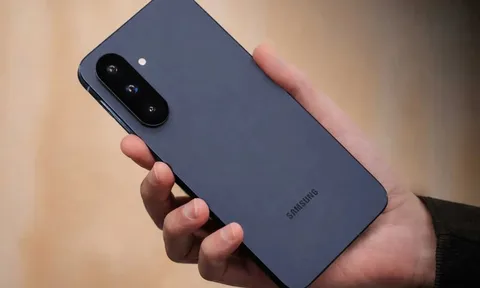 Nhìn chiếc điện thoại này là đủ thấy Samsung đã "đem con bỏ chợ"?