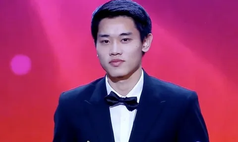 Khoảnh khắc "dở khóc dở cười" của Đình Bắc: Đi nhận giải vẫn bị bảo vệ chặn cửa hỏi vé mời