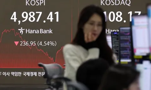 TTCK top đầu châu Á rung chuyển, chỉ số chính tụt sâu, kích hoạt ‘cầu dao’ tạm ngừng giao dịch: Chuyện gì đây?