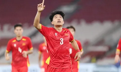 Trung vệ Lý Đức với hình ảnh khác lạ khiến netizen phản ứng