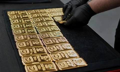 Không chỉ Việt Nam, dân nước láng giềng cũng vẫn xếp hàng mua vàng ngày giá lao dốc: Người đợi 6 tiếng mới đến lượt, người ra về tay không vì hết hàng