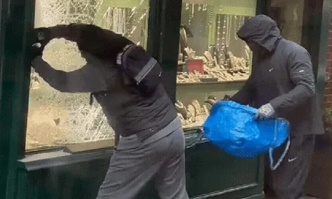 Clip gây sốc giữa khu nhà giàu tại London: 2 tên cướp vung búa tạ cướp tiệm trang sức giữa ban ngày, tất cả hoảng loạn