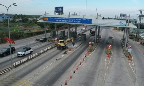 Hình ảnh đang tháo dỡ trạm thu phí T3 trên Quốc lộ 51