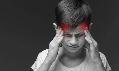 Đi chơi cầu lông về, bé trai 10 tuổi đột quỵ