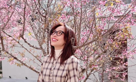 Ca sĩ Tóc Tiên "đốn tim" người hâm mộ bên mai anh đào