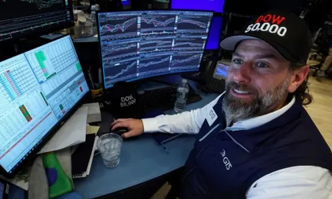 Chứng khoán Mỹ xanh mướt, Dow Jones tăng dựng đứng 1.200 điểm, lập kỷ lục chưa từng có 50.000 điểm: Chuyện gì đang xảy ra?