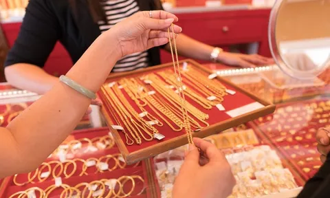 Vòng vàng của khách bị gãy lộ ra 2 viên bi thép, chủ tiệm tháo dỡ kiểm tra lại đổ ra thêm một vũng nước