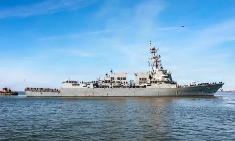 Hai tàu Hải quân Mỹ va chạm trên biển