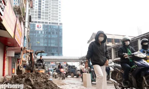 Cận cảnh đường Nguyễn Tuân lầy lội như ruộng cày trước Tết Bính Ngọ