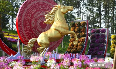 Cận cảnh linh vật ngựa vàng độc đáo ở Nghệ An