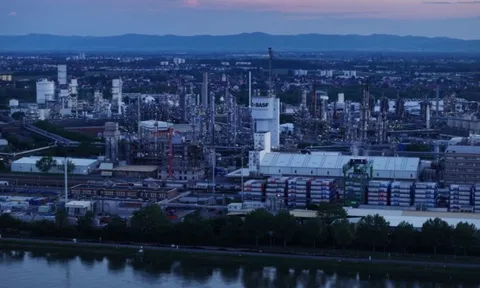 Giá điện tăng không tưởng lên 3 triệu đồng/MWh, hàng nghìn sếp lớn châu Âu đồng loạt cảnh báo