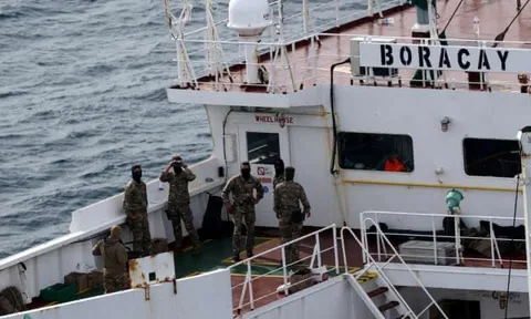 Phương Tây nhăm nhe bắt giữ tàu chở dầu, hàng hải Nga sẵn sàng điều tàu chiến phá vỡ phong toả, trả đũa tàu châu Âu