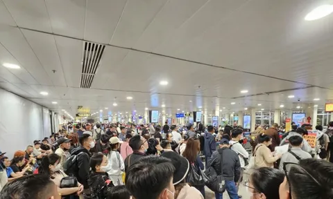 Tân Sơn Nhất đón lượng khách đông chưa từng có vào mùng 6 Tết