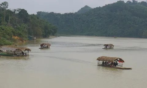 Bản Mạ hút khách đầu năm, chèo thuyền tự phát tiềm ẩn rủi ro khó lường