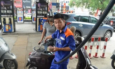 Giá xăng giảm, dầu tăng nhẹ trong ngày đầu năm mới Bính Ngọ