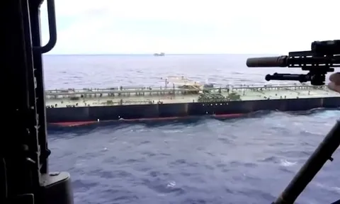 Đang chở gần 2 triệu thùng dầu tới Trung Quốc, một tàu xuất phát từ Venezuela gặp biến lớn ngay trên biển