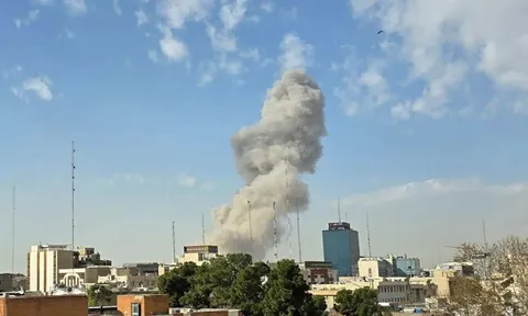 NÓNG: Israel - Mỹ phóng tên lửa vào Iran