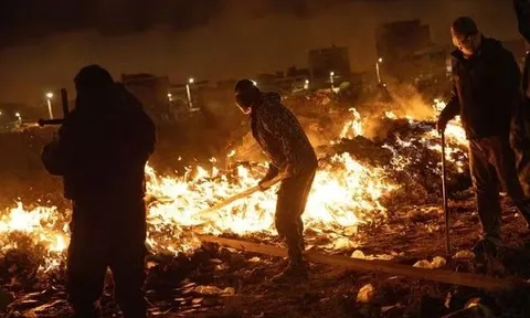 Tiền rơi trắng trời sau thảm kịch máy bay: Chính quyền Bolivia chạy đua tiêu hủy hàng triệu USD trước khi dân nghèo kịp "hôi của"