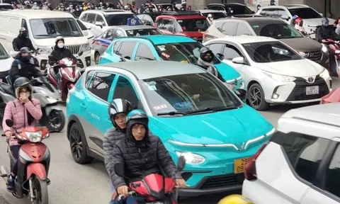Doanh nghiệp và tài xế chạy taxi xăng tại Hà Nội lưu ý: Cơ chế hỗ trợ lãi suất, giảm lệ phí khi chuyển sang xe điện