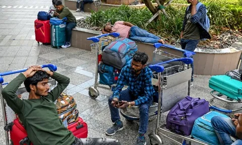 Hàng không toàn cầu “đảo lộn” vì xung đột tại Trung Đông: Hàng ngàn người mắc kẹt đến lúc nào?