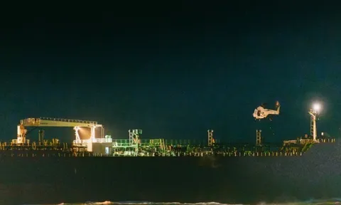 Tàu chở dầu nghi của Nga treo cờ quốc gia khác đang di chuyển bất ngờ bị vây bắt