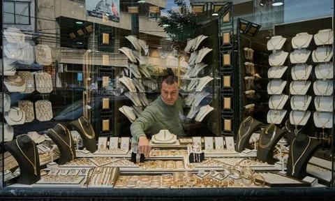 Nửa dân số nghèo đi vì tiền tiết kiệm ngân hàng ‘bốc hơi’, quốc gia có lượng vàng dự trữ nhiều thứ 2 Trung Đông tính bán một phần để vực dậy kinh tế