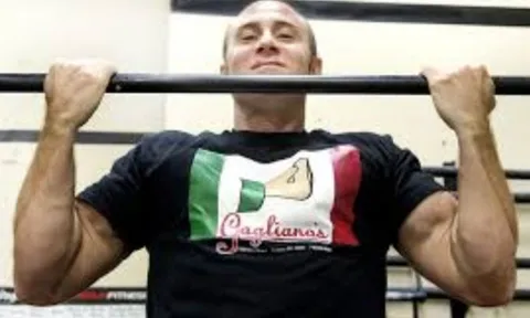 Người đàn ông treo mình suốt 24 giờ, lập kỷ lục gây kinh ngạc