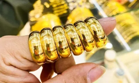 Giá vàng 'bốc hơi' 200 USD chỉ sau một đêm, vàng nhẫn giảm 4 triệu đồng/lượng