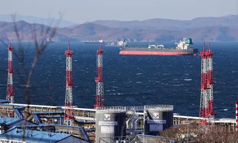 Mất nguồn cung từ Iran, một khách hàng khác lại tìm đến Nga, chuẩn bị nhập một lúc 10 triệu thùng dầu