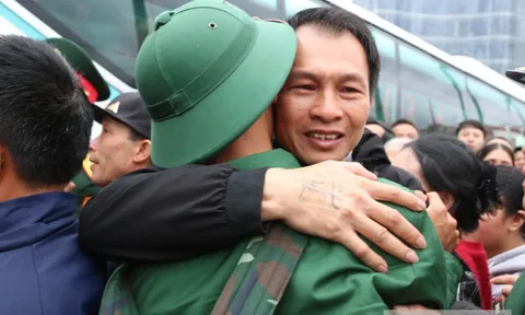 Xúc động phút tiễn hơn 3.800 thanh niên Nghệ An lên đường nhập ngũ