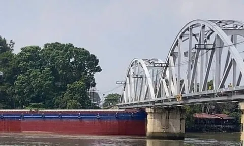 Tàu hàng va vào cầu Ghềnh, 6 người bị thương, đường sắt Bắc – Nam tạm gián đoạn