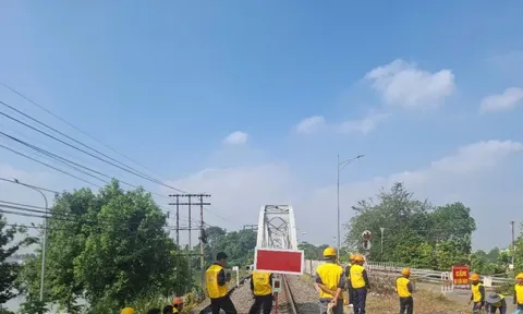 Vận tải đường sắt thiệt hại nặng nề do sà lan đâm cầu Ghềnh